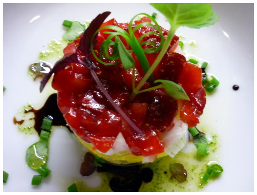 A Tu Gusto Tartar de verduras y frutas con gazpacho de pepino